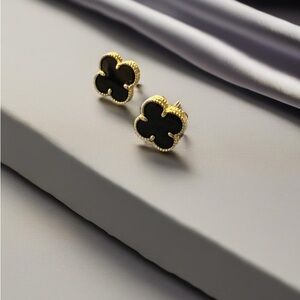 VCA clover stud earrings 11mm
